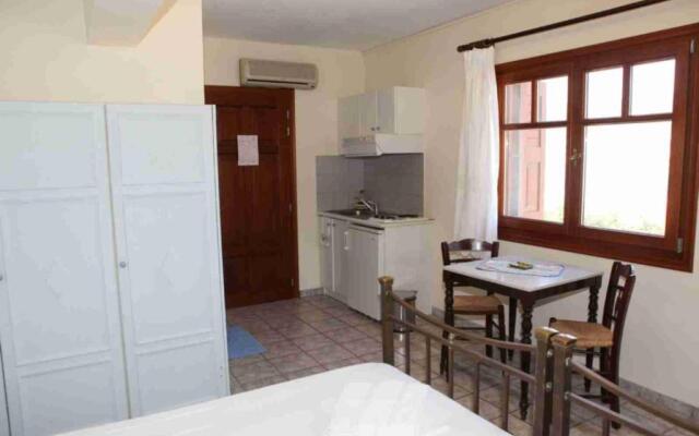 Pleoussa Studio and Apartments