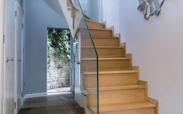 2 Bed Penthouse Style House in Camden Town