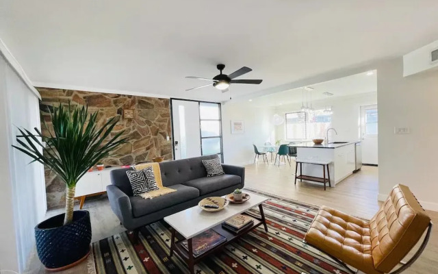 Walkable OTS Mid Century Condo-Pool