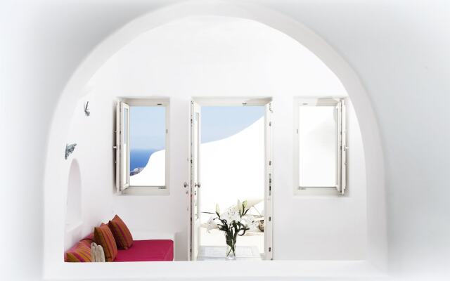 White Santorini Suites & Spa