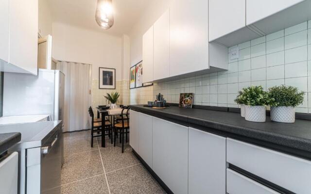 Joivy Sophisticated Flat W/ Desk