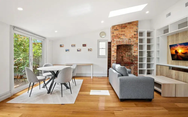Light-filled House Close to Cafes and Parks