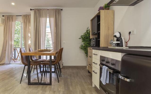 The White Flats Les Corts