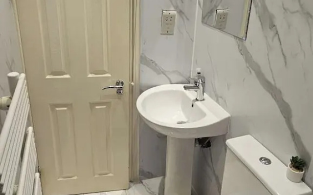 London Charm - Moscow Road Apartment