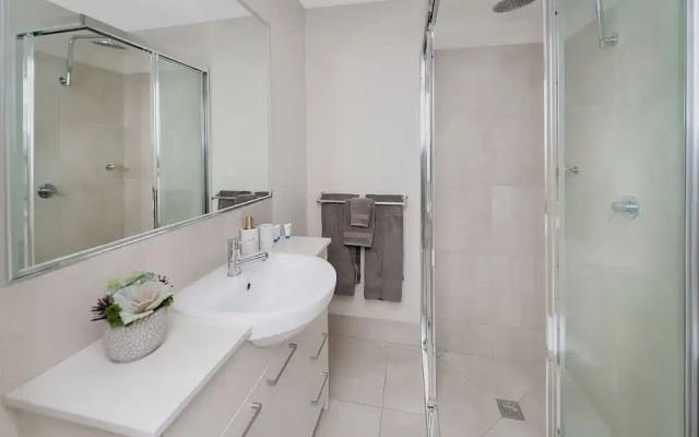 Coastal 2-bed With Parking & Pool by the Ocean