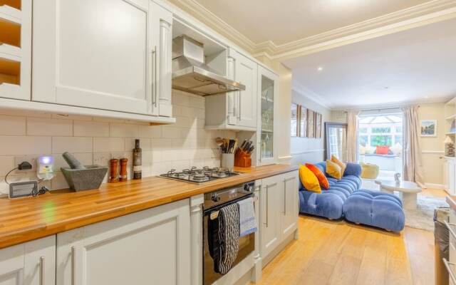 Gorgeous 2BD Garden Getaway, Victoria Park