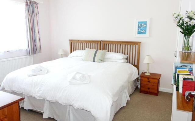 15 Churchfields - Bungalow with Estuary Views and Parking
