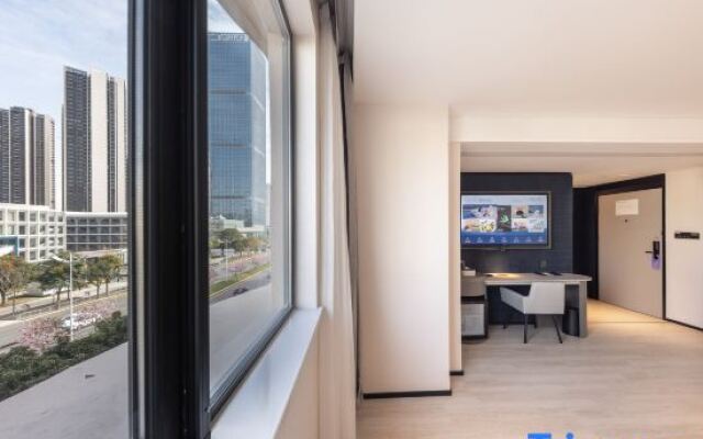 Shenzhen North Station East Square Atour Light Hotel