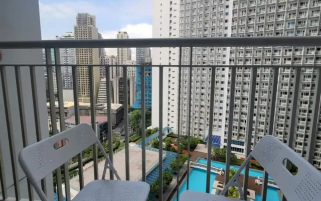 Lynzstaycation Makati