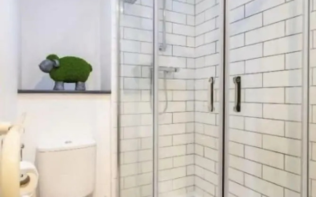 Captivating 1-bed Apartment in Swansea