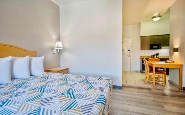 Studio 6 Bakersfield, CA