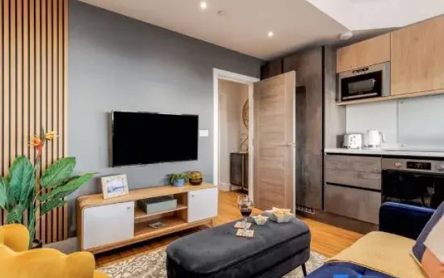 Luxury Penthouse 2-Bed Apt w/ Sea View, Gym & PKG