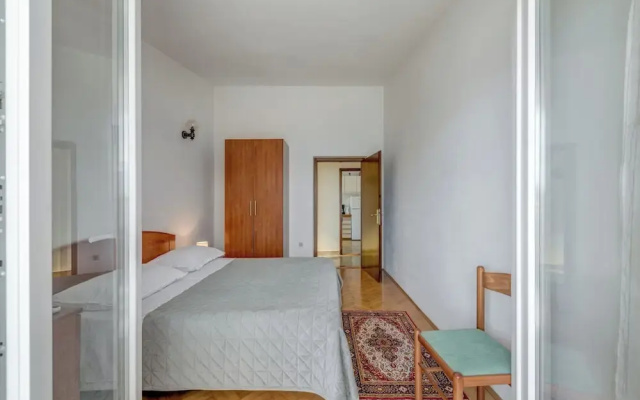 Seafront apt With Terrace, 4 Bedrooms and Mooring