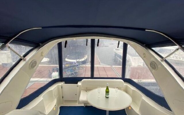 Stunning 2-bed Boat in Dreverna