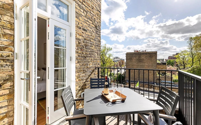 Stylish Chelsea Escape With Private Outdoor Oasis!