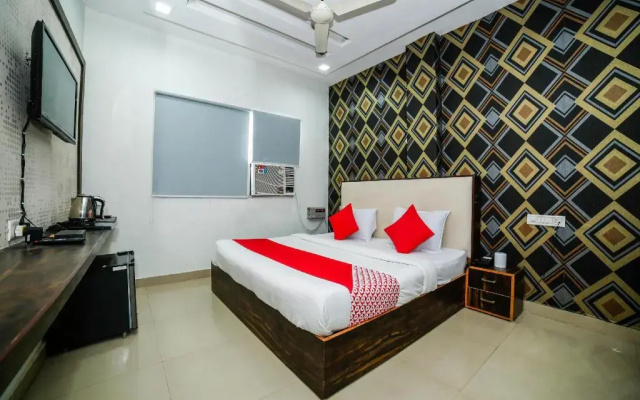 Hotel C P Palace by OYO Rooms