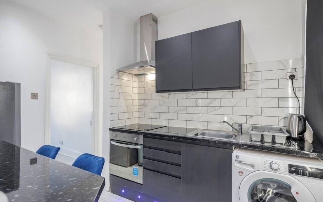Stunning Top 2 Bed Flat Tilbury Central Location