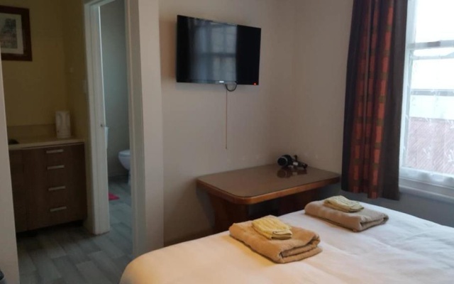 Golden Cross Hotel – Guest Rooms – Waihi