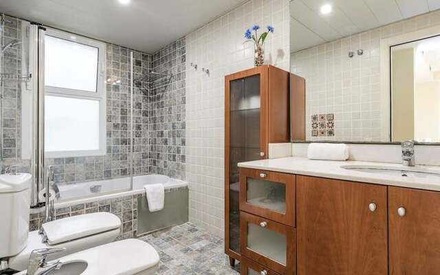 Elegant 3 Bed With Views of Sagrada Familia