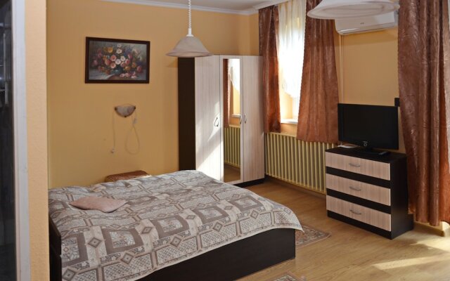 Sunbeam 3-bed Apartment in Eger