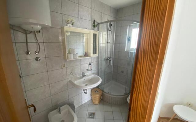 Apartment and room Marin Makarska