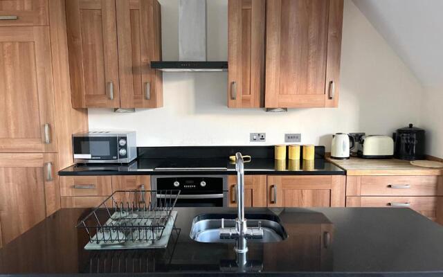 Regal Retreat Modern 2 bed apartment 400m from sea
