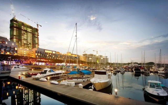 High-floor 2BR Suite, Water Views, Free Parking