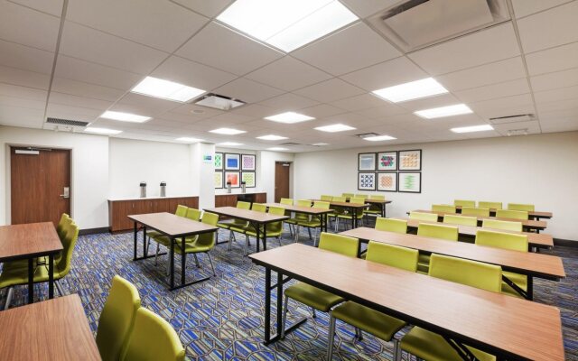 Holiday Inn Express & Suites Lenexa - Overland Park Area by IHG