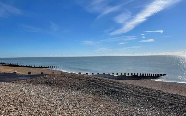 Spacious 2-bed Apartment With Free Parking