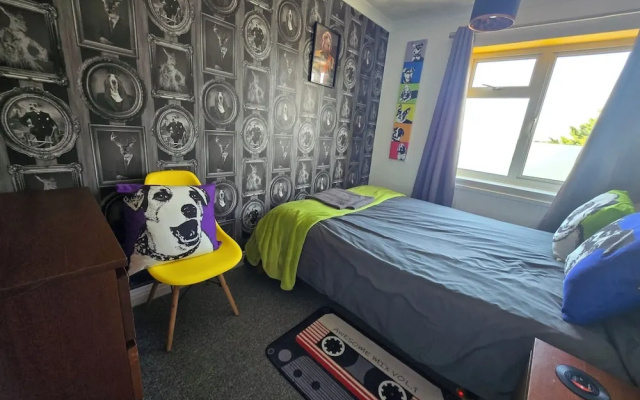 3 Bed House Stunning Views And Free Parking