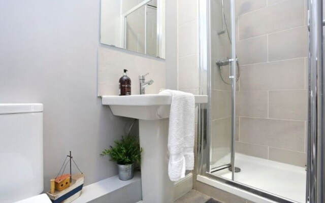 Homely & Spacious 4-bedroom Apartment by the Meadows
