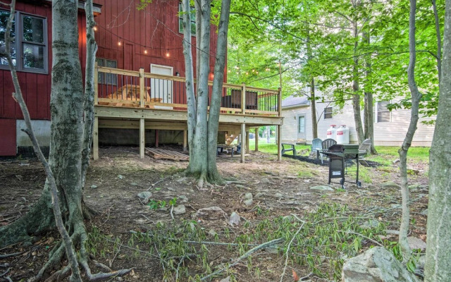 Poconos House w/ Large Deck, Gas Grill & Fire Pit!
