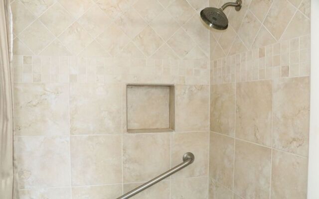 Jamaica Royale 403 - 2 Br Condo