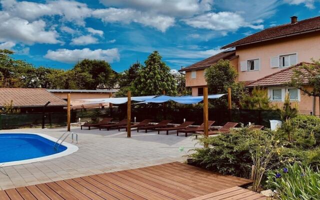 Mar - With Pool - R6