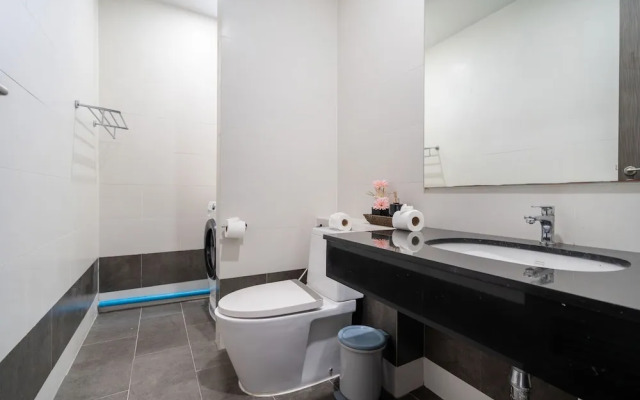 Vibrant Beach Life at Kata Villa UTK4