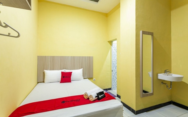 RedDoorz near Puro Mangkunegaran – Guest Rooms – Surakarta