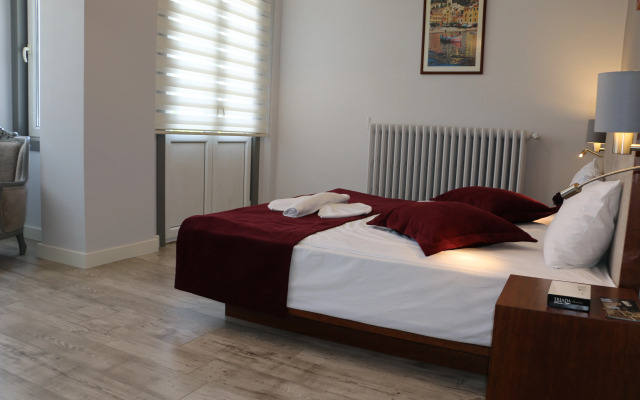 Triada Hotel