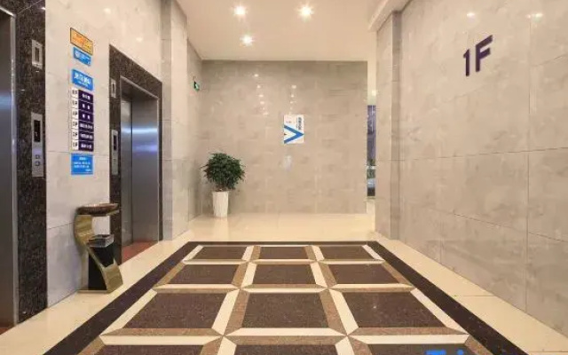 VX Hotel (Wuzhou High-Speed Railway South Station Canghai Park)