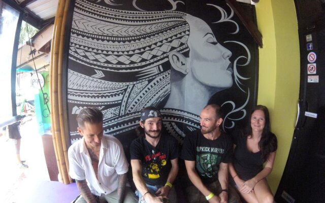 Coma Lounge & Hostel