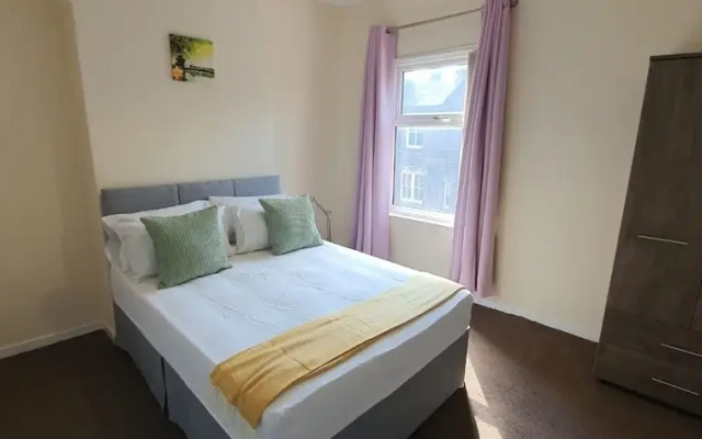 Spacious House in Stoke