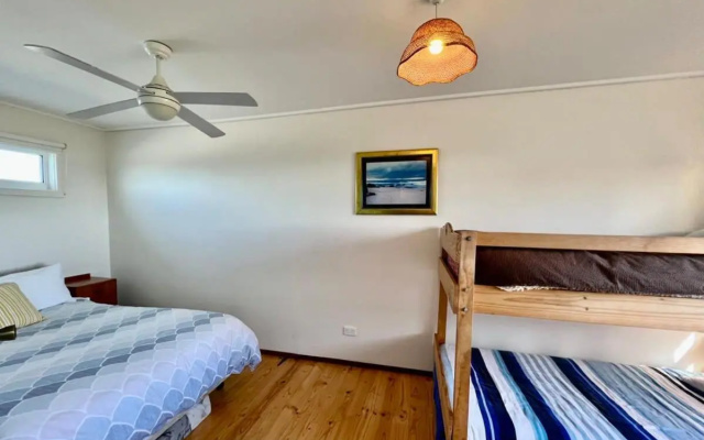 C4 Miles – Guest Rooms – Robe