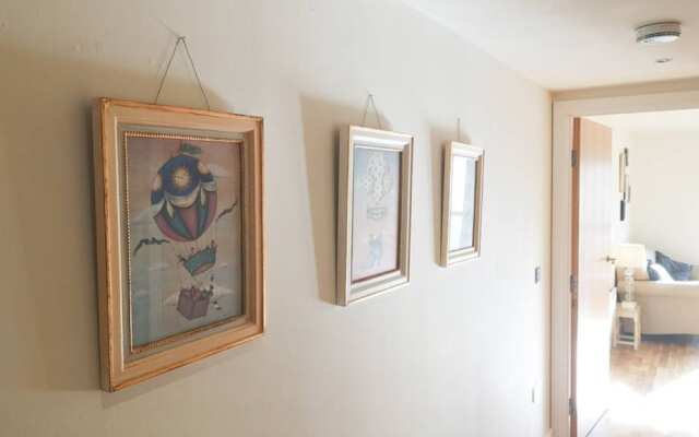 Stylish 1 Bedroom Apartment Near Clifton Triangle