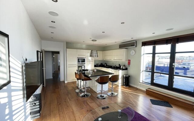 Continental Apartment- 2-bed Penthouse Farnborough