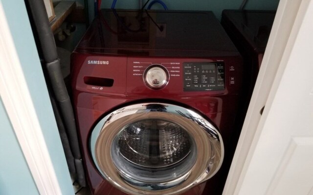 206 B New 1 Bedroom Home by RedAwning