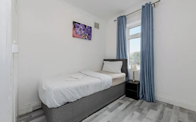 House - Sleeps 10 - Parking - Garden