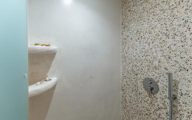 White Luxurious Apartment IΙI