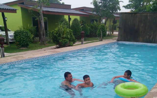 Ban Pool Green View Resort