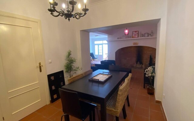 Charming 5-bed House in Granja