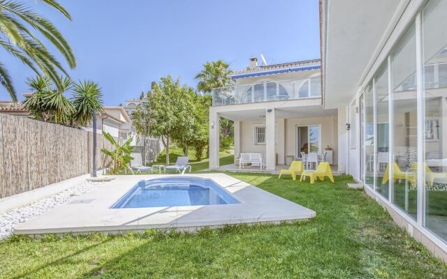 Attractive Villa in Caleta de Vélez with Private Pool