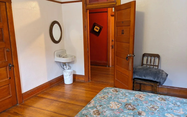 The Oliver House - Adults Only